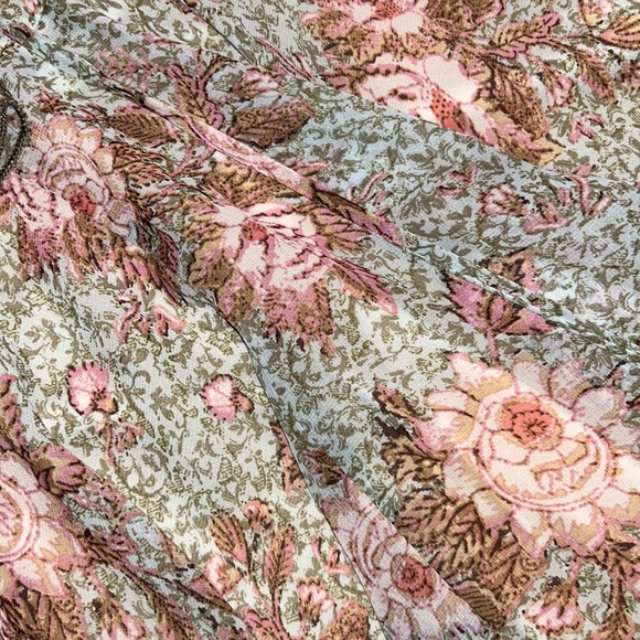 City Triangles romantic feminine pretty light sheer flowing floral shell - Picture 5 of 7